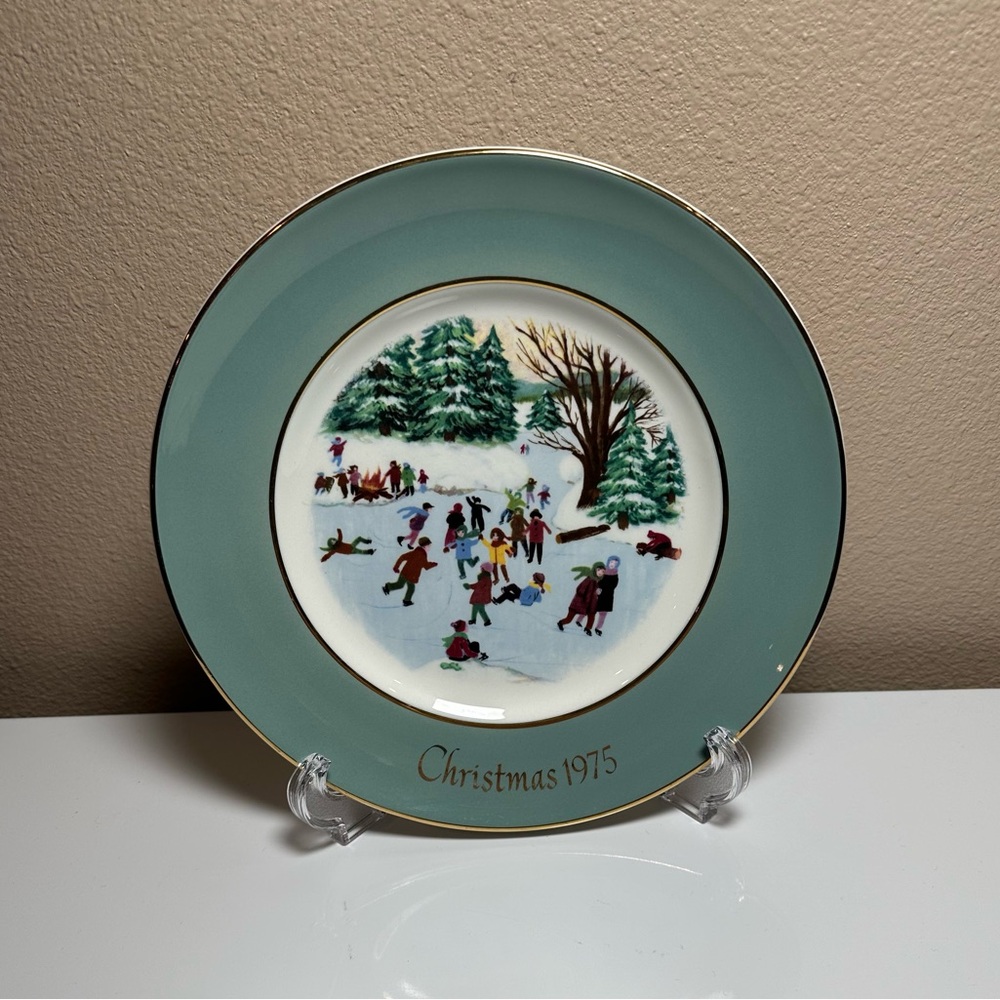 1975 THIRD EDITION Enoch Wedgwood Vintage Avon Christmas Plate
